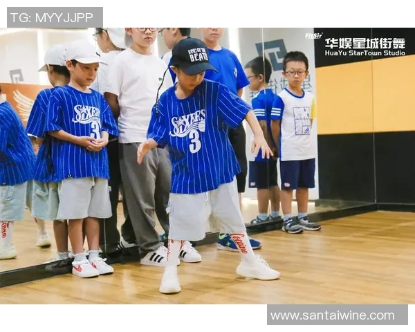 幼儿踢足球的多重好处促进身体健康提升社交能力激发团队合作精神